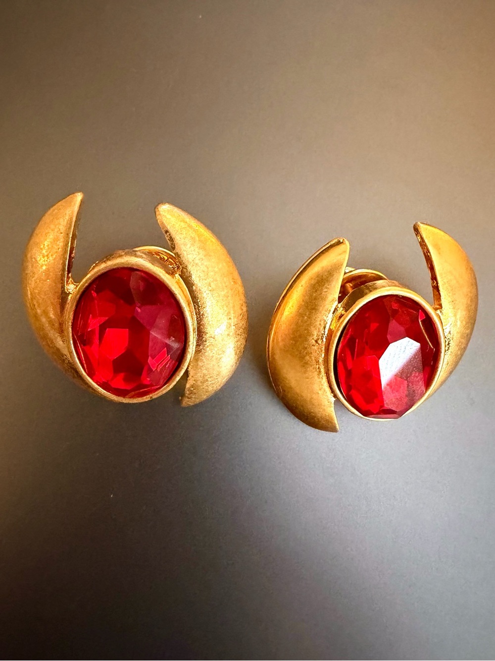 Oscar de la Renta❤️SOLD❤️Ruby Red Gold-Tone Earrings Faceted Crystal Stones - Picture 8 of 11